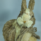Coelho Sentado De Palha Com Laço De Corda 17cm