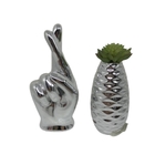 Conjunto Decorativo Mão Fazendo Figa E Vaso Na Cor Prata