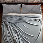 Conjunto Porta Travesseiro Em Veludo Drapeado Cinza Claro