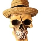 Crânio Caveira De Resina Com Chapéu Decoração Quarto 15cm