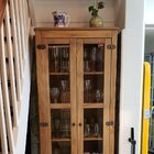 Cristaleira De Madeira Maciça 2 Portas Amêndoa