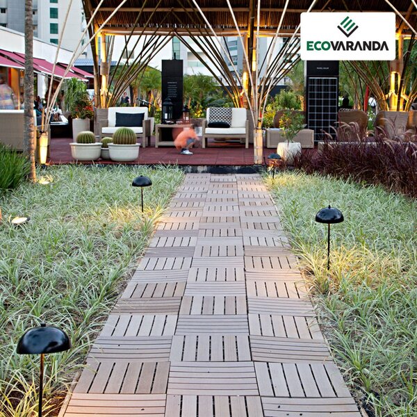 Piscina com Deck: Jardim com caminho feito em deck com pequenas luminárias