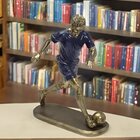 Dupla Estatuetas Decorativa Jogadores De Futebol Em Resina