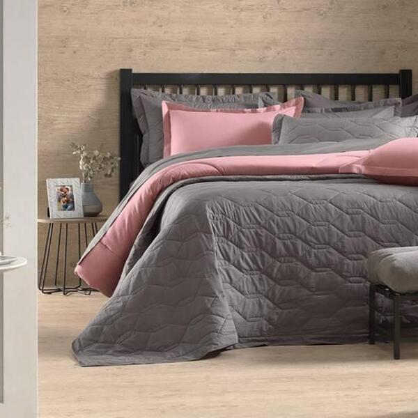 Cama posta: quarto com Edredom Casal Rosa