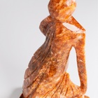 Escultura Abstrata Mulher Refletindo Em Calcita Laranja