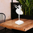 Escultura Bailarina Em Poliresina Mart 12764