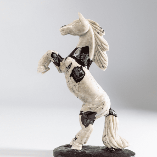 Escultura Cavalo Lapidado Em Rara Rocha Branca De Esmeralda
