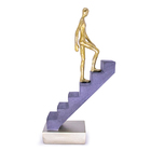 Escultura Decorativa Homem Escada Em Poliresina Dourado 16 Cm