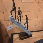 Escultura Decorativa Homens Subindo Escada Bronze 37cm Ss0263
