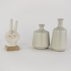 Escultura Decorativa Mão Paz E Amor - Branca E Base Bege