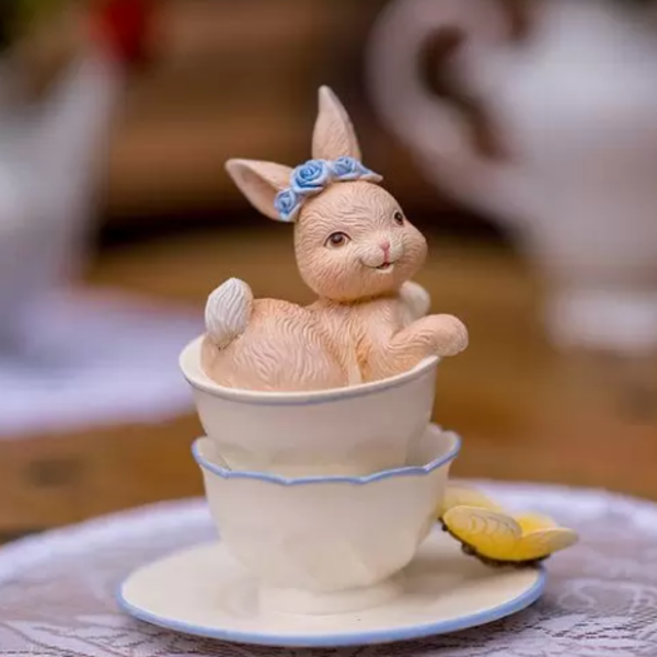 Escultura Em Resina Coelha Isa Nas Xícaras