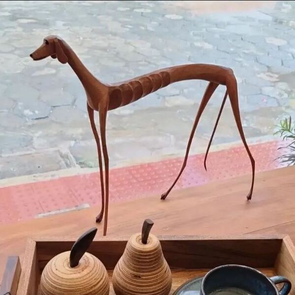 Escultura Madeira "Cachorro Baleia" em Pé Olhando Frente - Ma