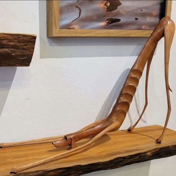 Escultura Madeira "Cachorro Baleia" Espreguiçando Cabeça Baix