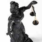 Escultura Themis Justiça Em Xisto Com Esmeralda