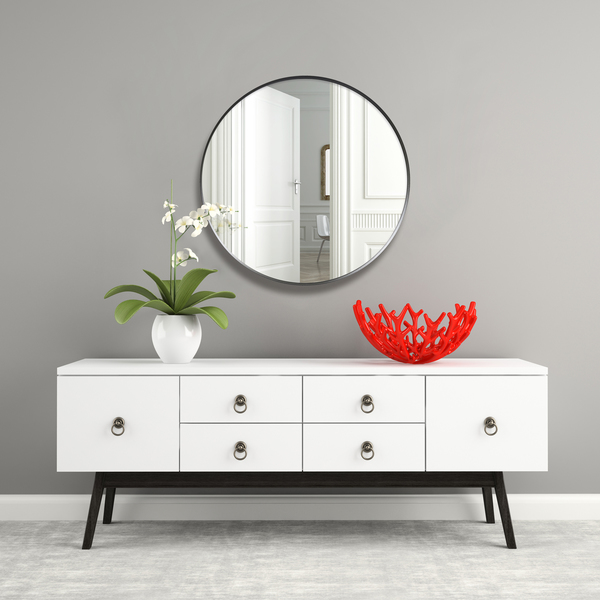 sala com espelho circular e rack