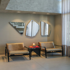 Espelho Decorativo Triangular com Moldura Preto 77,5x60,5cm