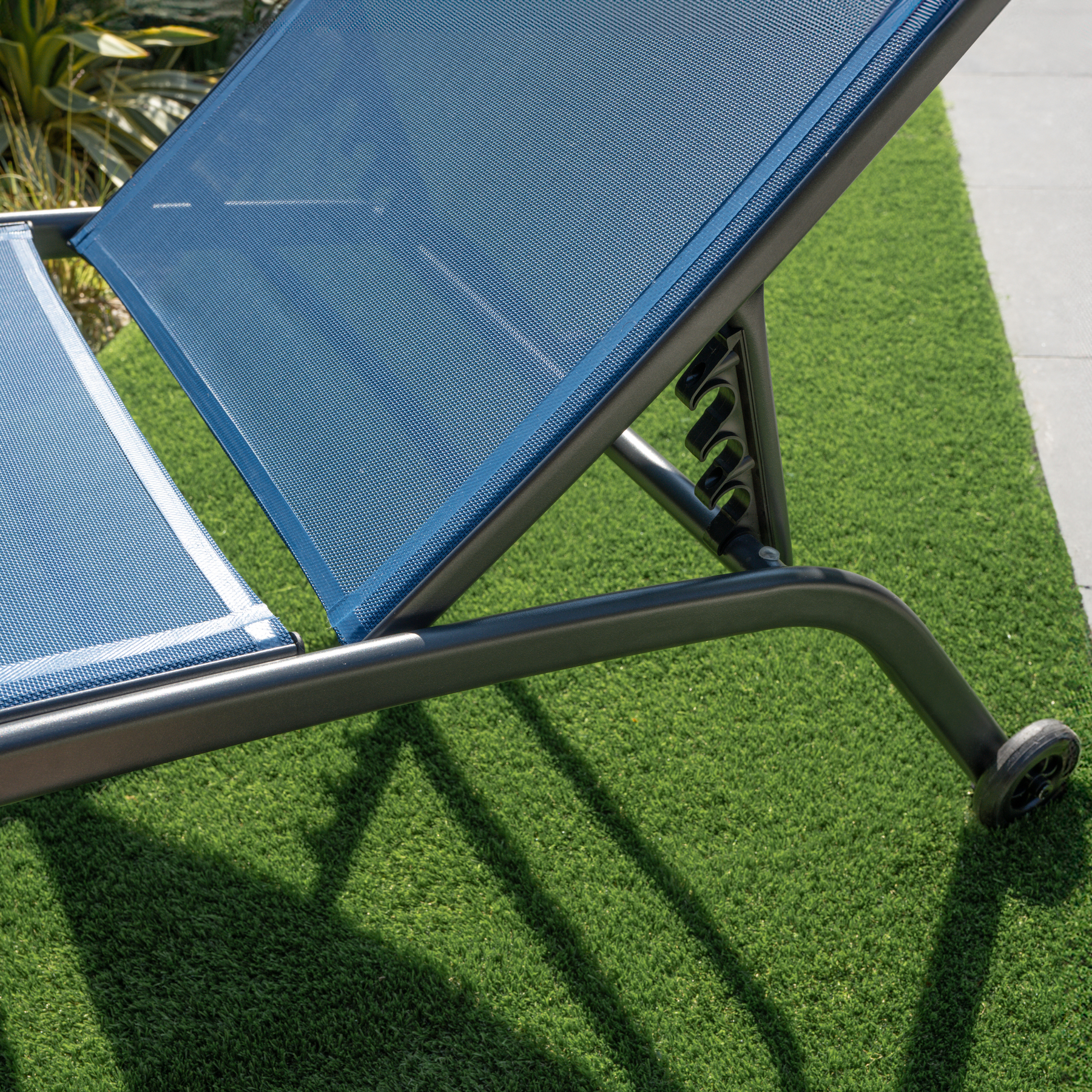 Espreguiçadeira em Aço Reclinável com 4 Posições 92,5x69x193,5cm Azul Rivera Naterial