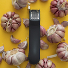 Espremedor De Alho Preto U