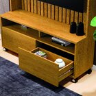 Estante Para Tv Até 50 Polegadas Ripado Com Rodízio 2 Gavetas