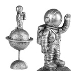 Estatueta Astronauta De Resina Decorativo Prata 24,5x11cm