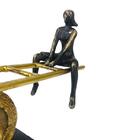 Estatueta De Resina Elby Casal De Gangorra 27 5cm Dourado