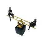 Estatueta De Resina Elby Casal De Gangorra 27 5cm Dourado