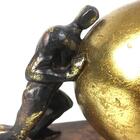 Estatueta De Resina Elby Homem Empurrando Bola 17cm Dourado