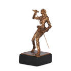 Estatueta Para Decoração De Sala Cantor Gold Music 25 Cm