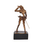 Estatueta Para Decoração De Sala Cantor Gold Music 25 Cm