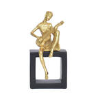 Estatueta Para Decoração De Sala Musicista Violão 20,5 Cm