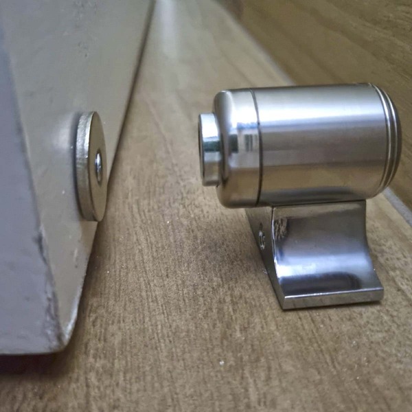 Fixador Prendedor Trava De Porta Magnético Cromado Super Imã