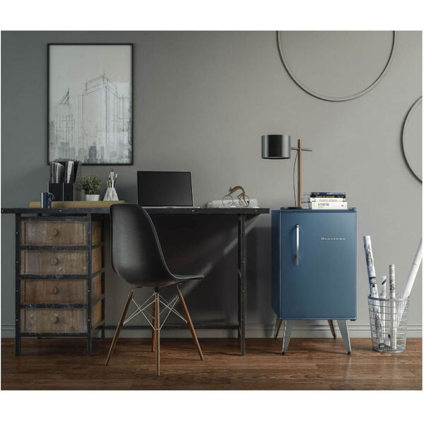 Frigobar para quarto: Frigobar Brastemp Retrô 76 Litros Midnight Blue em escritório