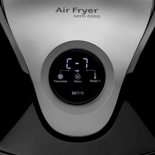 Air fryer 4 litros: fritadeira na cor preta e cinza com batatas em tira