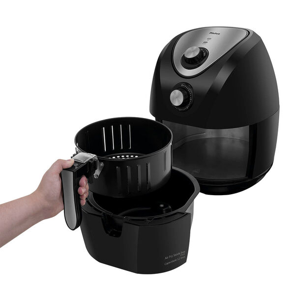 Air fryer 4 litros: fritadeira na cor preta sendo aberta