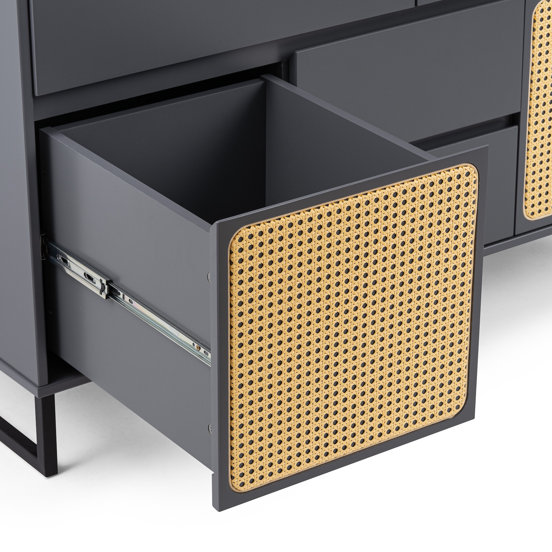 Suas gavetas possuem mais estabilidade por conta do fechamento suave e não fazem ruído ao abrir e fechar. Também garantem maior durabilidade das ferragens, pois não tem impacto no fechamento.