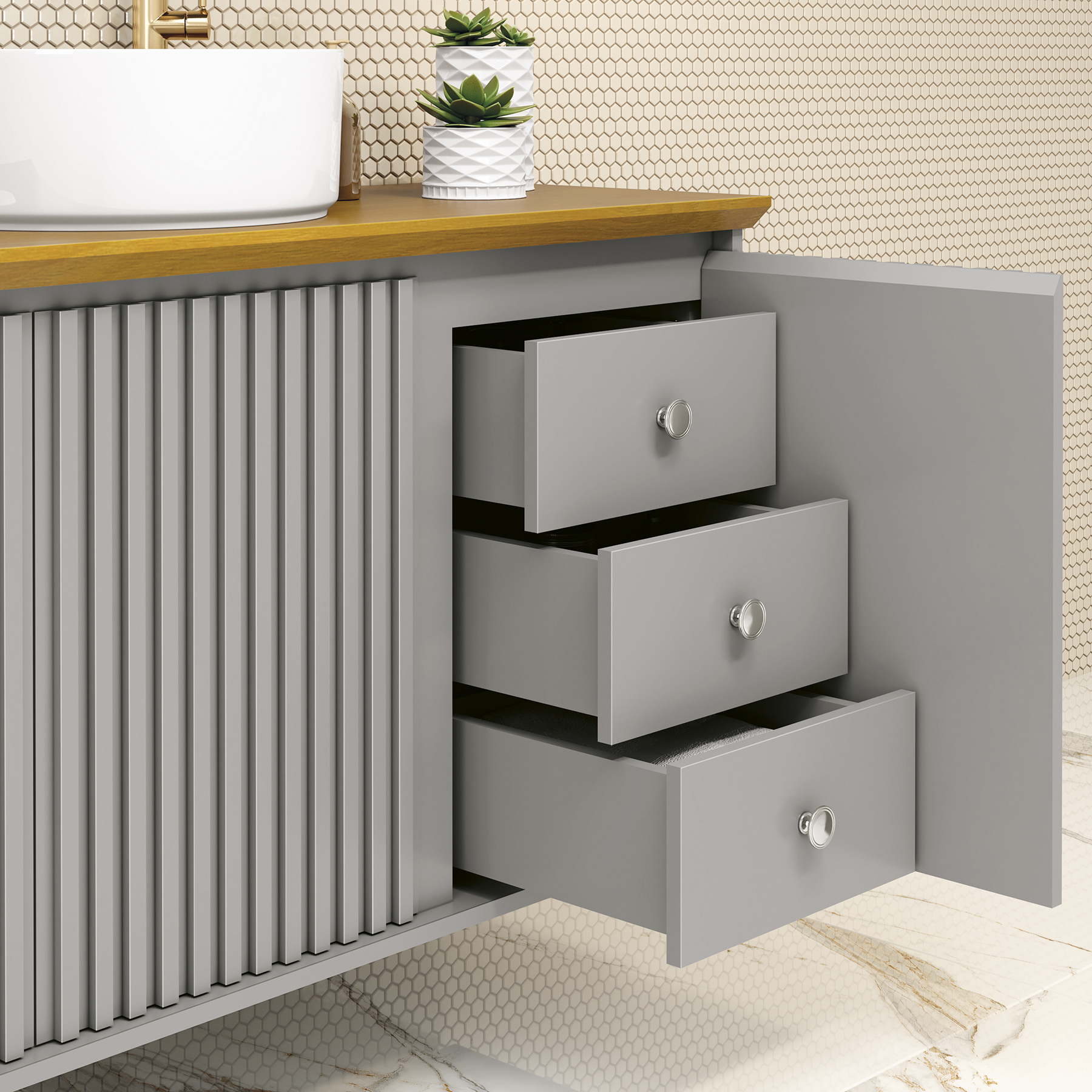 As portas, além de proteger os seus produtos, ainda contam com fechamento suave que evita pequenos acidentes ao abrir e fechá-las. Também garantem menos ruído e maior durabilidade das ferragens, pois não tem impacto no fechamento.