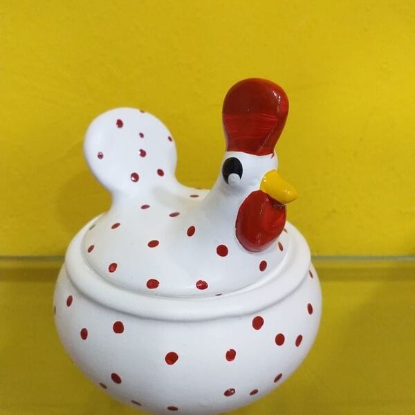 Galinha Decorativa C/tampa Peq  Branco C/ Bolinhas Vermelhas