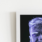 Homem Neve Azul Fotografia Quadro Moldura Branca 60x40cm