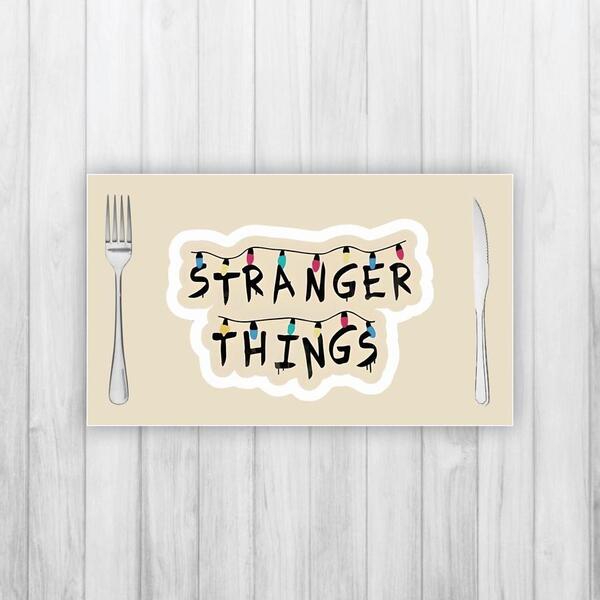 Jogo Americano 4 Un Retangular Neoprene Varal De Letras Stran