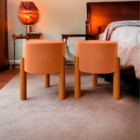 Kit 2 Puffs Redondo De Veludo Pés Madeira Terra Cota