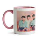 Kit Caneca E Almofada Bts Logo E Integrantes Almofada Rosa