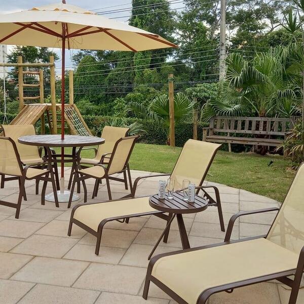 Kit Lótus 1 Mesa 1,00m 4 Cadeira 1 Mesinha 2 Espreguiçadeira