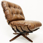 Kit Poltrona + Puff Costela Cor Whisky Base Giratória Madeira