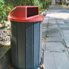 Lixeira Cinza Madeira Plástica 75 Litros -  Tampa Vermelha MBS