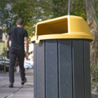 Lixeira Cinza Madeira Plástica 75 Litros - Tampa Amarela MBS