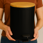 Lixeira Preta Redonda 5 Litros Com Tampa De Bambu Para Casa