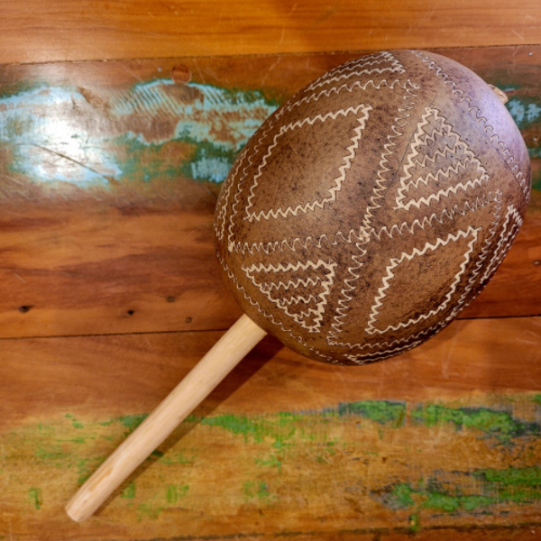 Maracá Indígena Etnia Tikuna Tam. G - Mod. 8