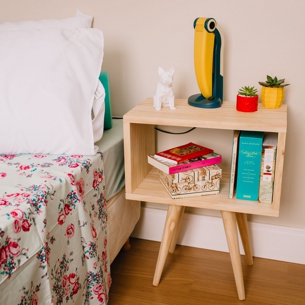 Mesa De Cabeceira Vintage Em Pinus Natural 62 X 50 X 28 Cm