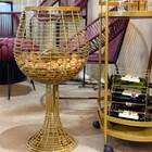 Mesa Porta Rolhas De Chão Dourada Com Tampa De Madeira Pinus