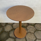 Mesinha De Canto Redonda Apoio Lateral Madeira Mel 50 Cm